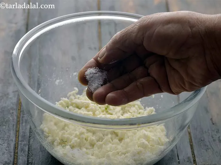 स्टेप 21 – स्वाद के लिए नमक डालें और अच्छी तरह मिलाएं। एक …