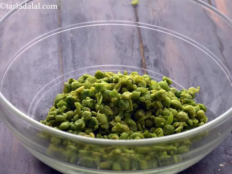 स्टेप 22 – <strong>हरे मटर आलू और पनीर की कटलेट&nbsp;</strong>के लिए कटलेट का …