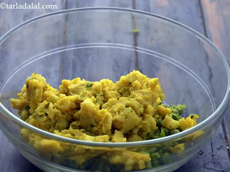 स्टेप 23 – तैयार आलू मिश्रण डालें।