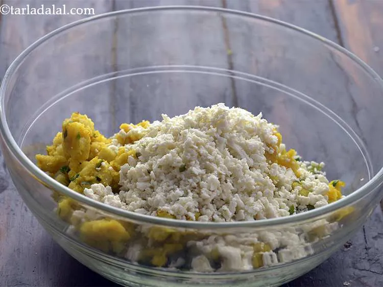 स्टेप 24 – अंत में, तैयार पनीर मिश्रण डालें।