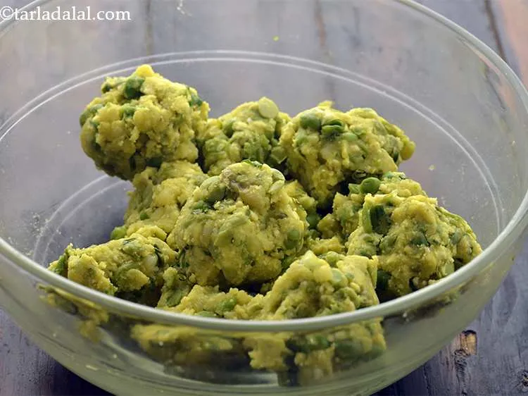 स्टेप 26 – <strong>हरे मटर आलू और पनीर कटलेट</strong> मिश्रण को १२ बराबर …