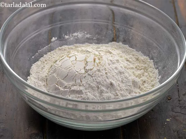 स्टेप 28 – <strong>हरे मटर आलू और पनीर कटलेट</strong> को कोटिंग के लिए …