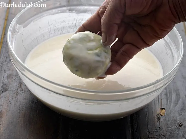 स्टेप 30 – <strong>हरे मटर आलू और पनीर कटलेट</strong> को मैदा-पानी के मिश्रण …