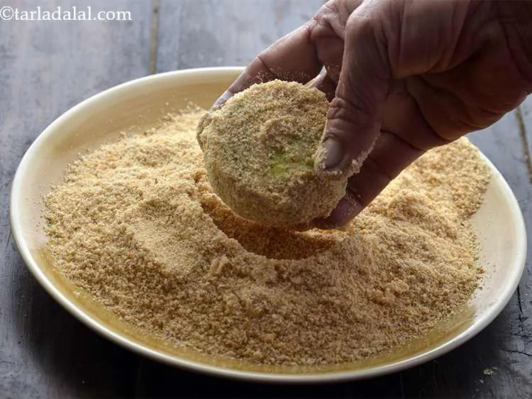 स्टेप 31 – ब्रेड क्रम्ब्स में रोल करें जब तक यह सभी पक्षों …