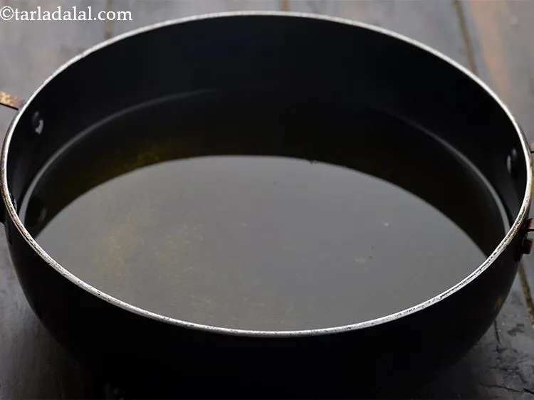 स्टेप 32 – कढ़ाई में तेल गरम करें।