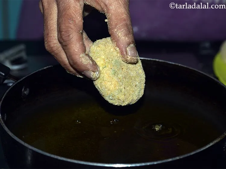 स्टेप 33 – गरम तेल में २-३ <strong>मटर, आलू और पनीर कटलेट</strong> को …