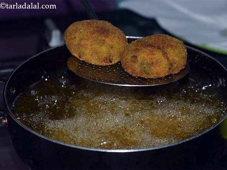 स्टेप 34 – <strong>हरे मटर आलू और पनीर कटलेट</strong> को दोनों तरफ से …