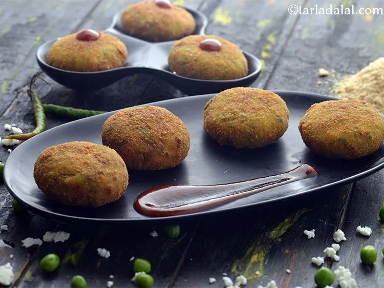 स्टेप 36 – <strong>हरे मटर आलू और पनीर की कटलेट</strong> को टमॅटो कैचप …