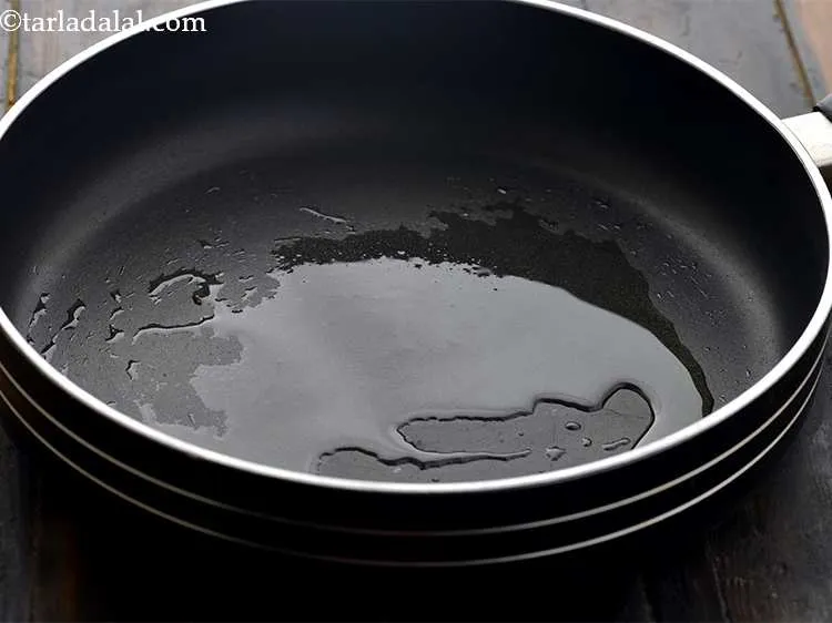 स्टेप 4 – एक नॉन-स्टिक पैन में तेल गरम करें।