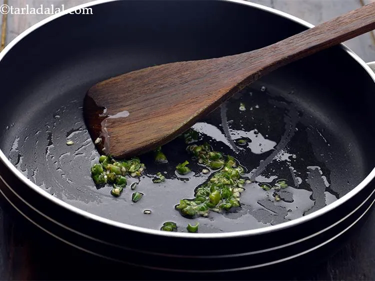 स्टेप 5 – तेल के हल्का गरम होने पर, हरी मिर्च डालें और …