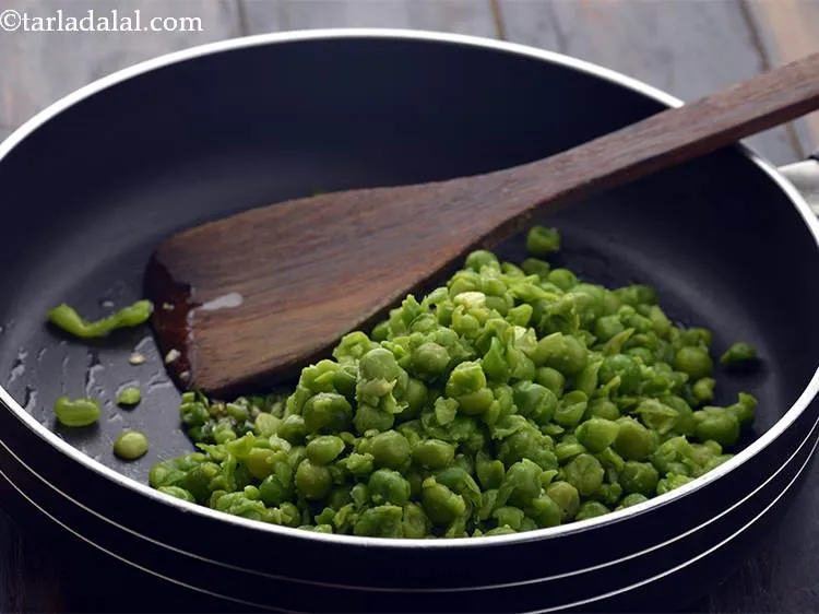 स्टेप 6 – हरे मटर डालें।