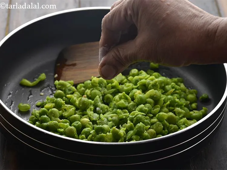 स्टेप 7 – आगे, बेकिंग सोडा डालें। यह पूरी तरह से वैकल्पिक है …