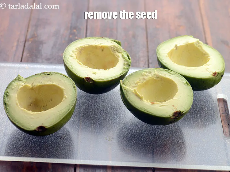 Step 5 – <meta charset="UTF-8" />Scoop out the center portion with the help of a spoon.&nbsp;<br /> &nbsp;