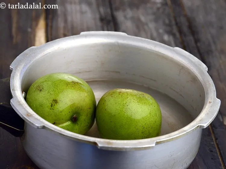 स्टेप 6 – फिर प्रेशर कुकर में २ मध्यम <a href=""https://www.tarladalal.com/glossary-raw-mango-kaccha-aam-kacchi-kairi-hindi-144i"">कच्ची कैरी</a> रखें। …