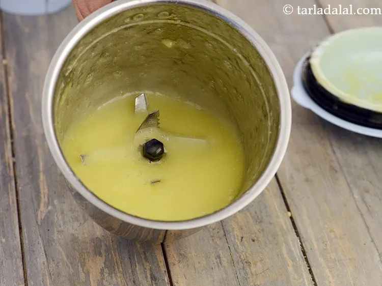 स्टेप 11 – मुलायम होने तक इसे मिक्सर में ब्लेंड करें।