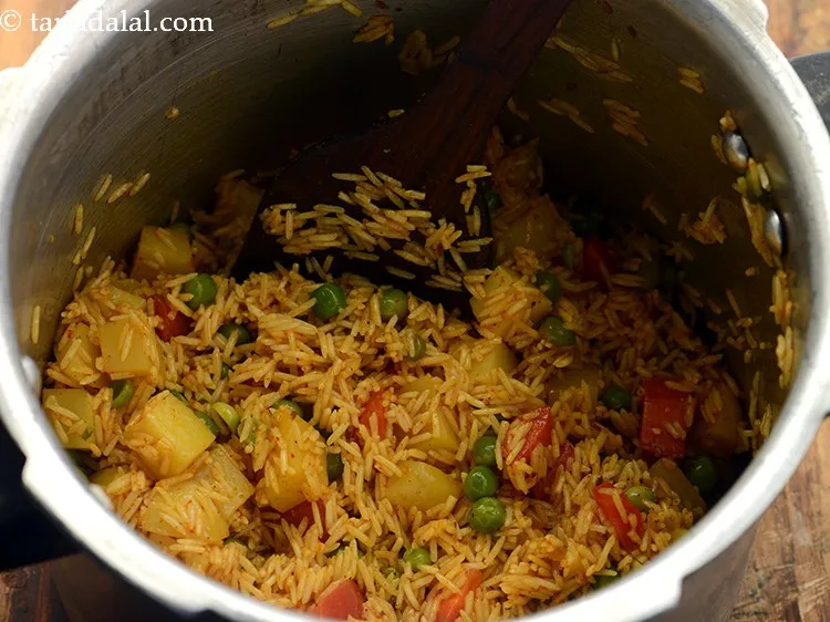 Step 18 – Mix gently and saut&eacute; on a medium flame for another 5 minutes.&nbsp;