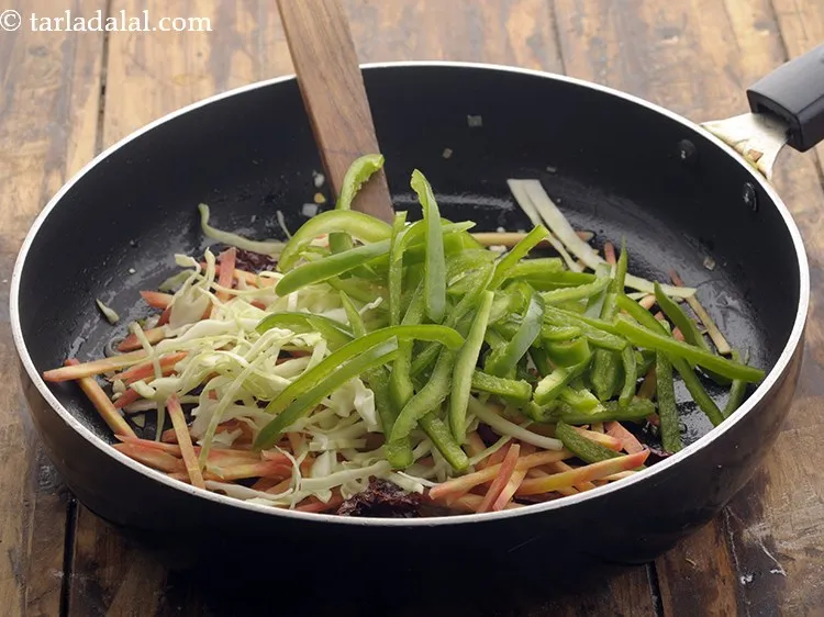 स्टेप 11 – अब इसमें पतली स्लाईस्ड शिमला मिर्च डालें और तेज़ आँच …