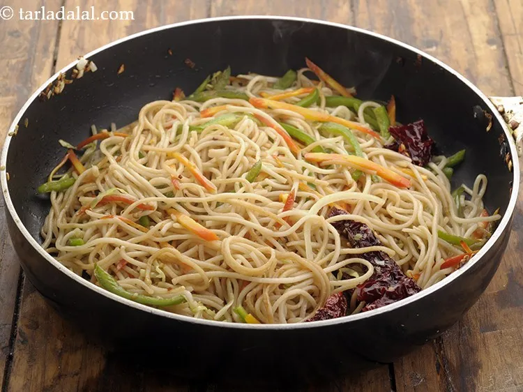 स्टेप 14 – अच्छी तरह मिक्स करें और मध्यम आँच पर १ से …