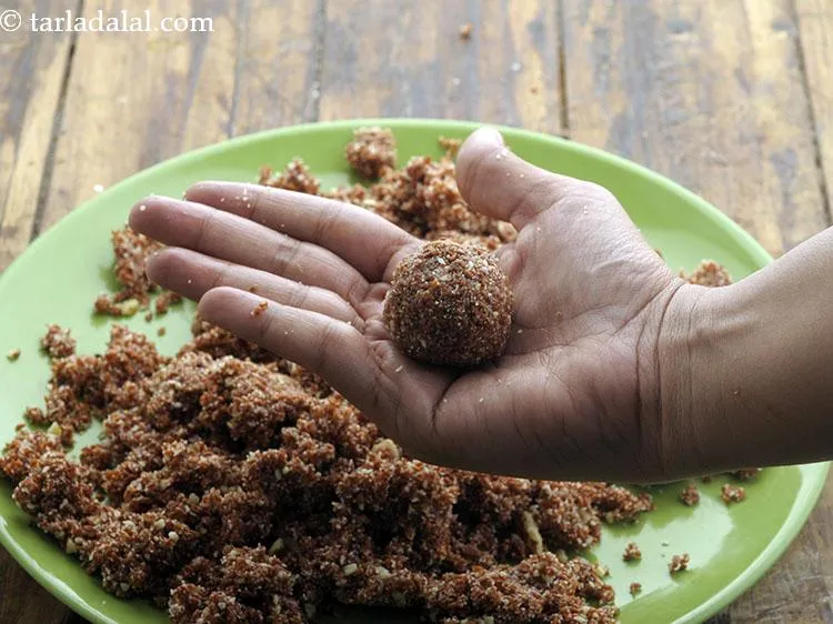 Step 17 – Shape each portion into a round ball and our&nbsp;<strong>halim ladoos | alive laddu | alive …
