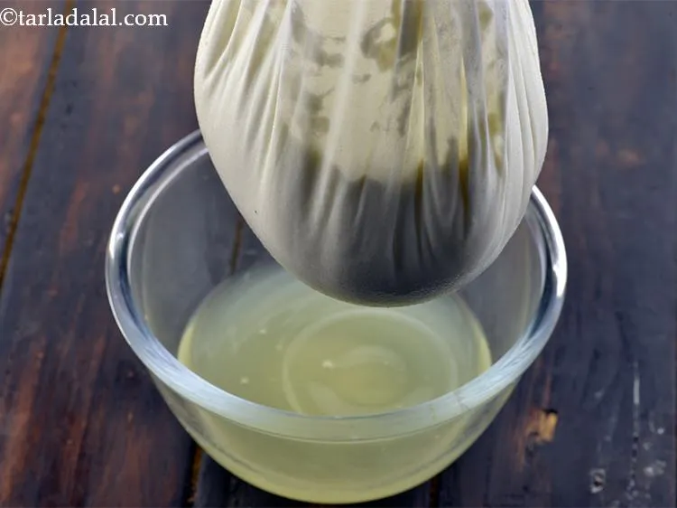 स्टेप 9 – दही को एक ठंडी जगह पर, एक कटोरे में लटकाएं, …