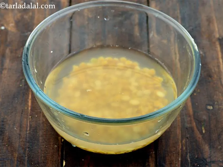 Step 1 – For the <strong>Hara Bhara Tikkis</strong>, wash and soak the chana dal for 1 hour. Drain.
