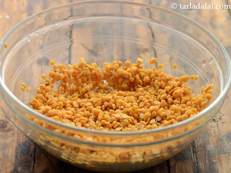 Step 2 – To prepare <strong>Hare lehsun ki toovar dal</strong> we will first boil the tuvar dal. Pick …