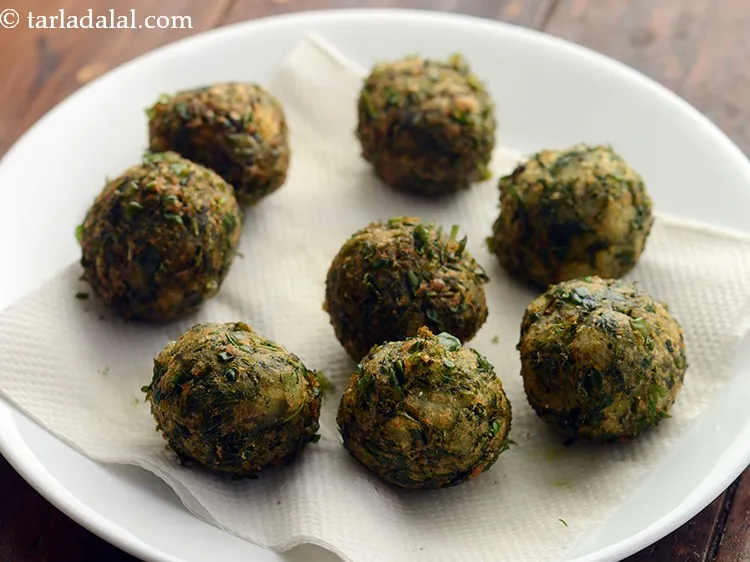 Step 33 – Drain <strong>Hariyali Koftas</strong> on absorbent paper.