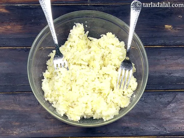 स्टेप 3 – फोर्क (fork) का उपयोग करके बहुत धीरे से मिलाएं।