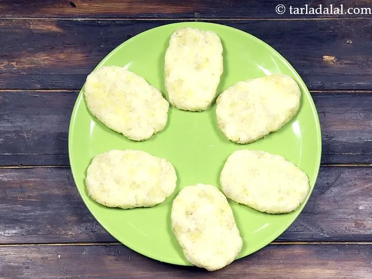 स्टेप 4 – प्रत्येक भाग को १२५ मि। मी। (५&rdquo;) व्यास के अंडाकार …