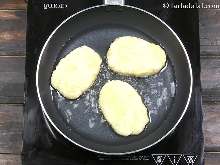 स्टेप 5 – <strong>हैश ब्राउन</strong> को पकाने के लिए, एक चौड़े नॉन-स्टिक पैन …