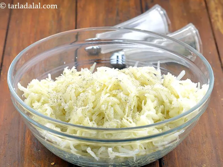 स्टेप 2 – नमक और काली मिर्च डालें।