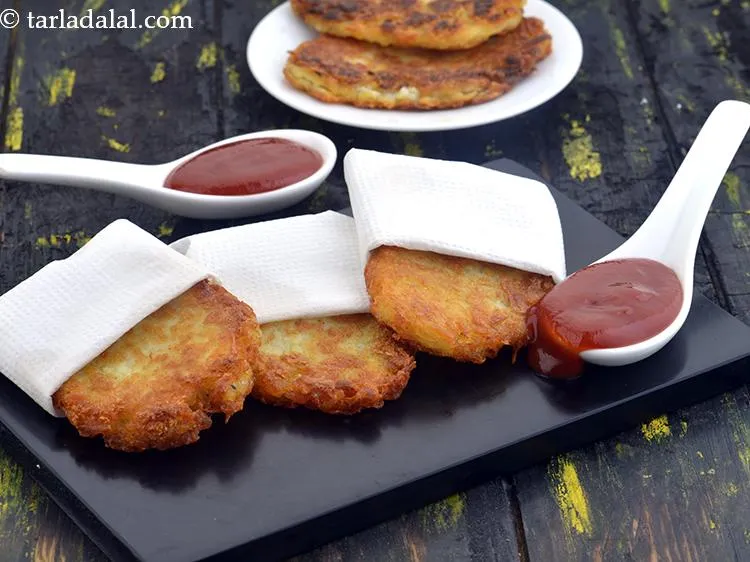 स्टेप 9 – टमॅटो कैचप के साथ <strong>हैश ब्राउन</strong> को | <strong>क्रिस्पी हैश …