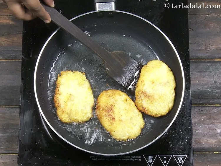 स्टेप 6 – धीमी आंच पर एक तरफ से सुनहरा भूरा होने तक …