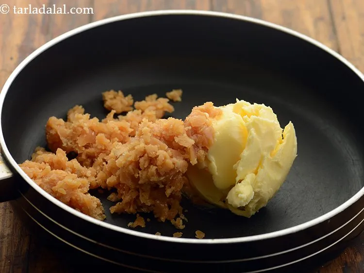 स्टेप 7 – इसमें कसा हुआ गुड़ डाले। इसमे कसा हुआ गुड़ जरूरी …