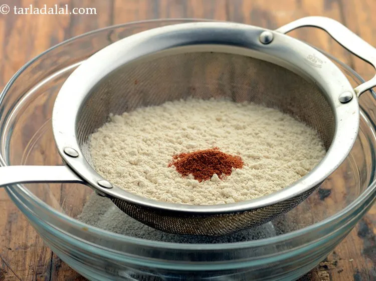 स्टेप 2 – इसमें दालचीनी पाउडर डालें।