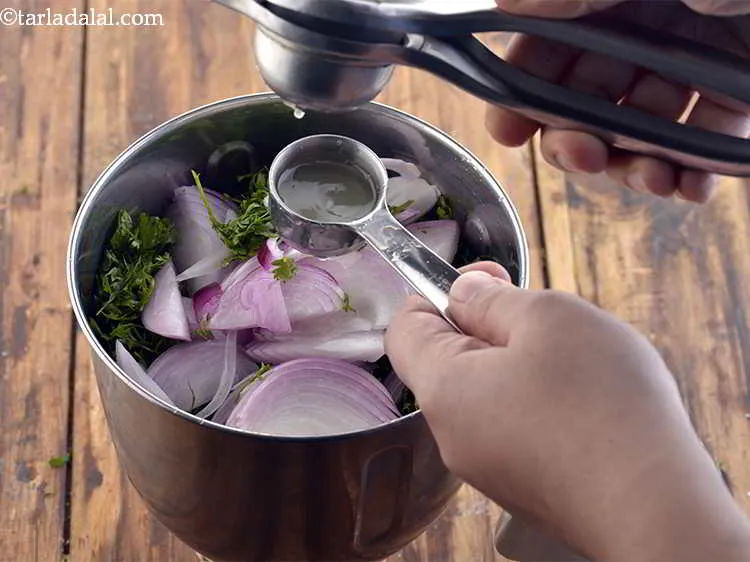 स्टेप 13 – अब इसमें नींबू का रस डालें। यह चटनी के रंग …