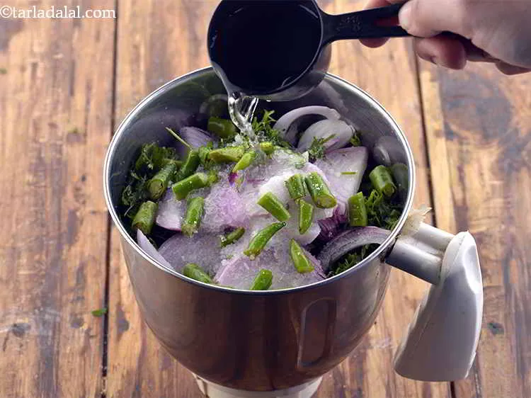 स्टेप 17 – १/४ कप पानी डालें ताकि यह आसानी से मिक्सर में …