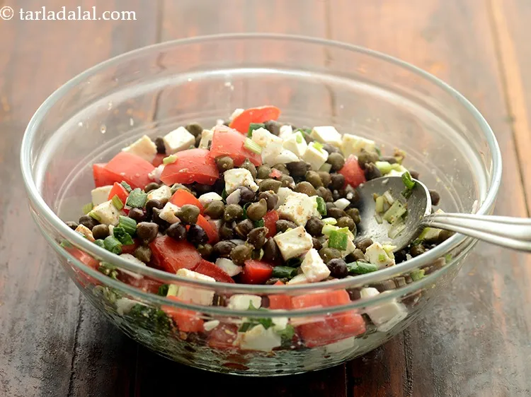 Step 21 – Toss <strong>paneer and chickpea salad</strong> well using a spoon.&nbsp;