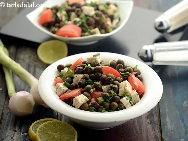Step 22 – Serve the <strong>healthy Indian green chickpea salad </strong>garnished with coriander.&nbsp;