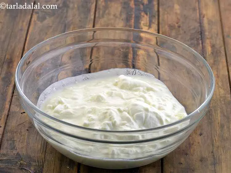 स्टेप 1 – <strong>गुजराती लो-फैट कढ़ी</strong> बनाने के लिए, एक बड़े कटोरे में …