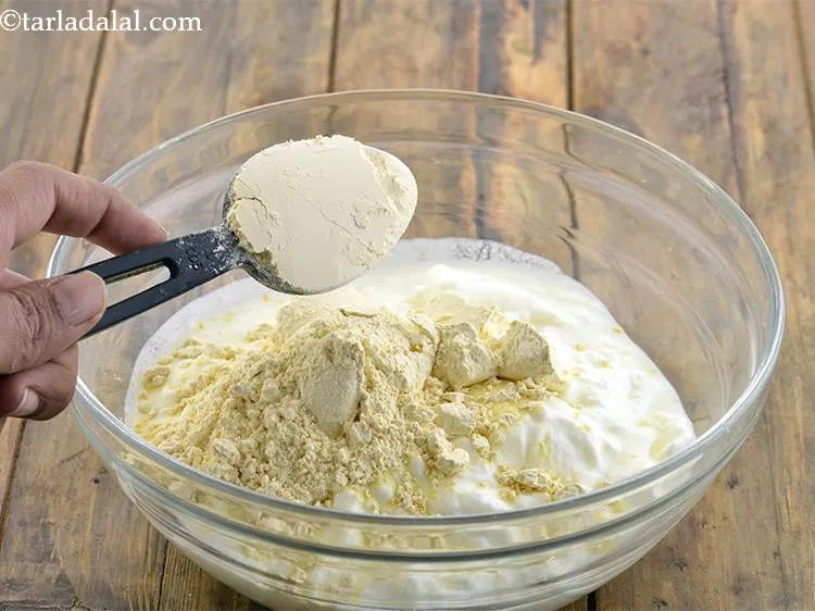स्टेप 2 – बेसन डालें।