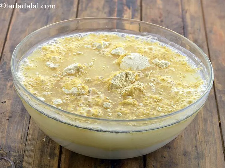 स्टेप 3 – ३ कप पानी डालें। अगर आपको कढ़ी की बनावट गाढ़ी …