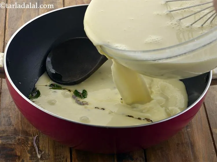 स्टेप 8 – तैयार दही-बेसन-पानी मिश्रण और स्वादअनुसार नमक डालें। कुछ लोग <strong>कढ़ी</strong> …