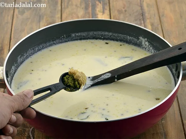 स्टेप 9 – अदरक-हरी मिर्च की पेस्ट डालें। यह <strong>हेल्दी कढ़ी</strong> को एक …