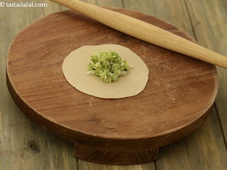 Step 14 – <p>Place 1 tbsp of the prepared stuffing in the centre of the circle.</p>