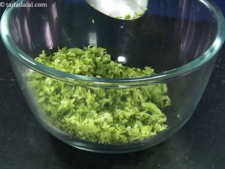 Step 6 – To make the stuffing for&nbsp;<strong>whole wheat momos</strong><strong>&nbsp;|&nbsp;healthy veg momos|&nbsp;zero oil steamed momos&nbsp;|&nbsp;atta momos&nbsp;|&nbsp;</strong>&nbsp;in a bowl …