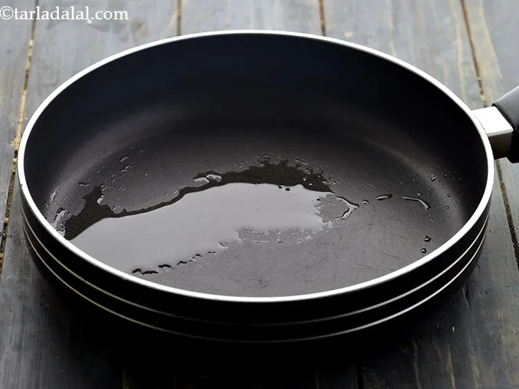 स्टेप 8 – <strong>हेल्दी मूंग चाट</strong> बनाने के लिए, एक चौड़े नॉन-स्टिक पैन …