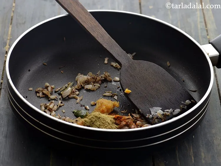 स्टेप 17 – धनिया-जीरा पाउडर डालें। जानिए घर पर <a href=""https://www.tarladalal.com/How-To-Make-Coriander-Cumin-Seeds-Powder-hindi-33531r"" target=""_blank""><strong>ताज़ा धनिया-जीरा …