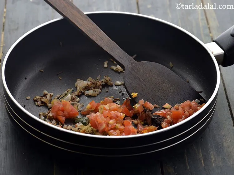 स्टेप 18 – टमाटर डालें।