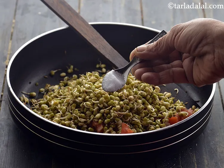 स्टेप 20 – १/४ कप पानी और नमक डालें।